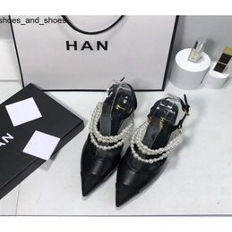 Sandalias de tacón de gatito con cadena de perlas de canal, zapatos de diseñador de lujo a juego de colores de la más alta calidad de cuero