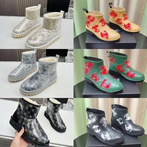 Kanaalafdruk C Fur Boots Chanellies Emboridery Short Interlocking enkel Regen Boot Puff Velvet Shearling Wol gevoerde waterdichte waterdichte Snow Ski Booties Dames Winterschoenen O