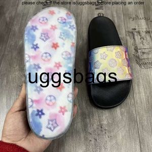 Chaussures de canal 2024 Fashion Sandales Hot Color Smage Holographic Laser Slippers Femmes Men Slipt on Slides Clear Sole Vintage Platform Smoffs Flip Flops Beach Pool SP