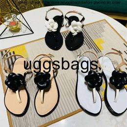 Chaussures de canal 23 styles Femmes Sandales Sandales Paris Camellia Diamond Boucle à boucle Boule de poulet Tongs greffes majuscules en cuir piélongés Boulonnette de perle de la piscine Clexe C Style Flat M