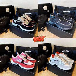 Zapatos de canal Diseñador para mujer Casual Zapatos para correr al aire libre Zapatillas reflectantes Cuero de gamuza vintage y zapatillas de deporte para hombre Moda Derma