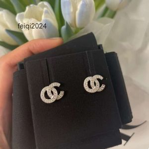 Channel Stud Mini 1.15CM avec boucles d'oreilles en diamant argenté plaqué or 18 carats de taille officielle pour femmes ne se fanent jamais