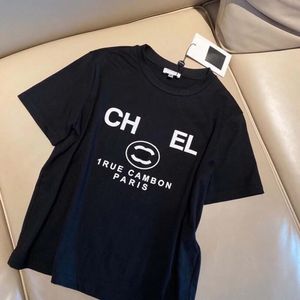 T-shirt pour femmes de la chaîne Paris Vêtements à la mode