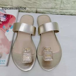 Chaustes Fashion Femmes Chaussures Sandales Diamond Designer Slippers Flats String Tong Toe Slip on Slides Flip Flop