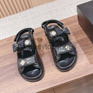 Chauses de luxe Nouveau designer bouton de sandales en cuir pour femmes sandales à crochet sandales extérieures fond plat ouverts ouverts