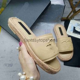 Channeaux Sandales CF Luxury Femmes Designer Chaussures d'été Slippers Chain de sonnerie noir blanc Abricot Color en cuir sandale extérieur plage Flat femme FG