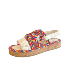 CHANNELED garden l C SANDALS Blade Cuerda de cáñamo para mujer Cadena de metal tejida Vacaciones en la playa Sandalia Zapatilla Diseñador Lujo Elegante Material simple Zapatos planos Cómodo