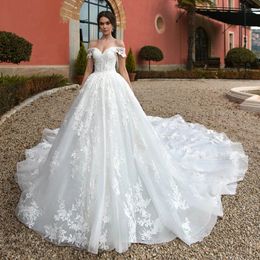 Capilla fuera del hombro A Línea Vestidos de novia Apliques Long Train Princesa Princesa Bridal Novie Cuello Excque Bride Wear Lace-Up