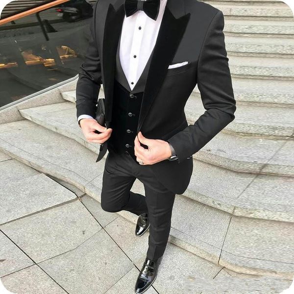 Charcoal Grey Groom Tuxedos Peak Lapel Groomsman Wedding Traje de 3 piezas Moda Hombre Business Prom Jacket Blazer (Chaqueta + Pantalones + Corbata + Chaleco) 2865