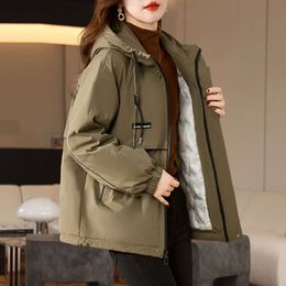 Charge Down Jacket, Courte féminine 2023 Hiver nouveau style à la mode, surmontant la petite veste de sport extérieure à capuche à capuche