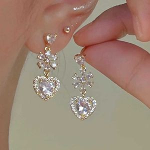 Charme 2022 Nouveau incrusté de fleurs de zircon amour gland boucles d'oreilles dorées pour les femmes personnalité boucles d'oreilles de mode bijoux de mariage cadeaux d'anniversaire G230225