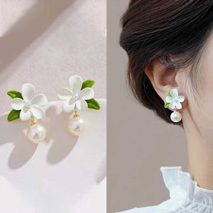 Charme 2023 Nouvelle couleur blanche fraîche Gardenia Pearl Pendant Boucles d'oreilles pour les femmes Sweet Temperament Girls Fashion Bijoux Giftl4531