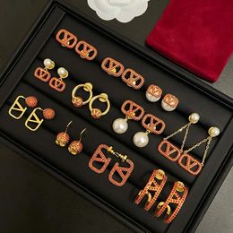 Charm 2023 nouvelles boucles d'oreilles de créateurs de luxe, boucles d'oreilles de la série diamant rouge, zircon intégré, perles, éléments classiques de l'alphabet, une variété de styles