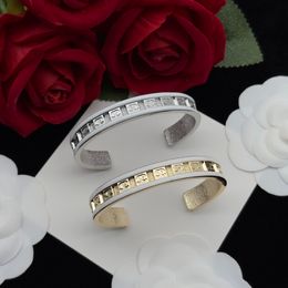 Charme bracelet Top Quality Men Femmes Luxury Marque C-lettre d'ouverture Bangle Exquis Lovers de mariage Gift Bangles
