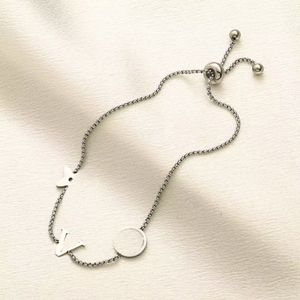 Bracelet à breloques en cuir de luxe, bracelet en acier inoxydable, pour femmes et hommes, pendentifs avec lettres célèbres, plaqué or, argent, serrure, vieille fleur, zb077