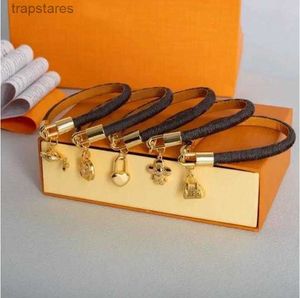 Bracelet à breloques en cuir avec serrure à la mode, bijoux classiques de styliste, marque marron plat en métal pour hommes et femmes amoureux, cadeau 3TI4