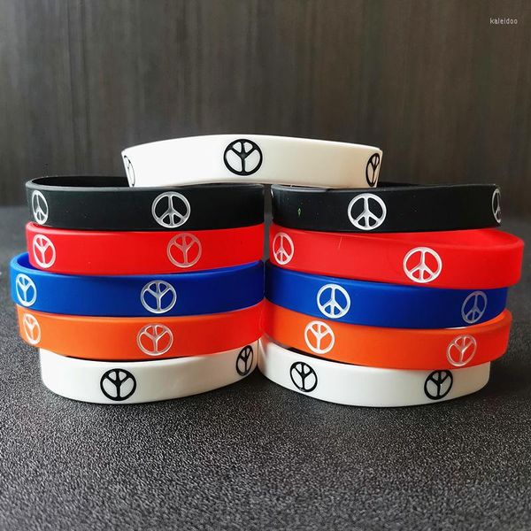 Pulseras de encanto 1 unids Punk Puños Grabado Color Relleno Silicona Deportes Pulsera Paz Mundial Sin Guerra Pulsera Brazaletes Joyería Regalos