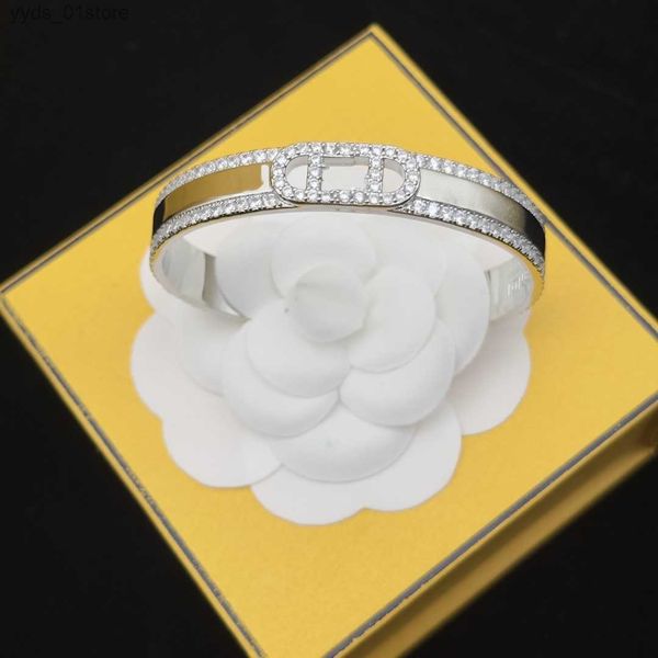 Bracelets Charm 2023 18K Gold Bangle Famous diseñador Carta de lujo Exquisito Accesorios de diseño Pareja Regalo Family Brand Hot Inicentamiento L46