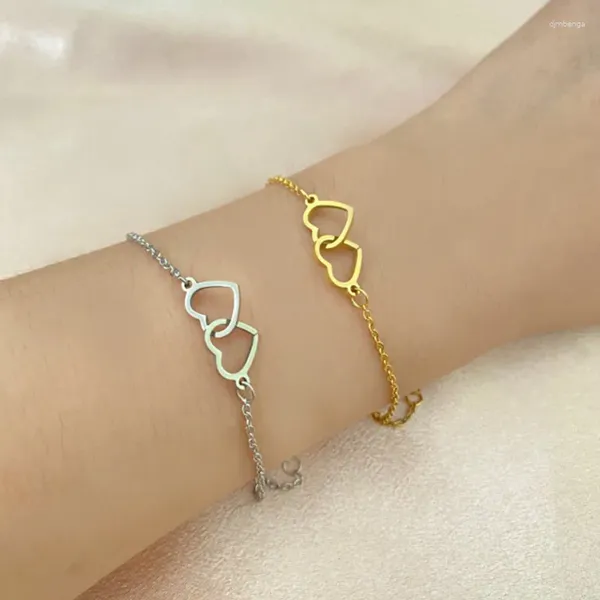 Pulseras con dijes 2023 Moda Corazón a colgante Pulsera Temperamento de acero inoxidable femenino con una pareja simple Joyas de mano en forma de amor