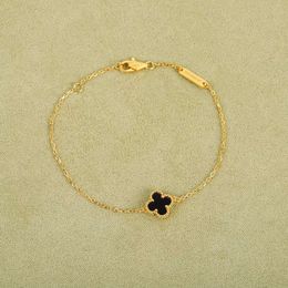Bracelets de charme 2023 Qualité de luxe V bracelet à breloques en or mini design de fleur en plaqué or véritable 18 carats avec tampon de boîte PS7031