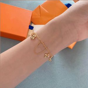 Pulseras con dijes Brazalete Letra V Diseñador de flores de acero de titanio para mujeres Joyas de lujo Regalos Mujer Niña Oro Plata Rosa Venta al por mayor No se desvanecen