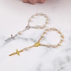 Bracelets de charme Croix catholique Chaîne de doigt Mini Rosaire Baptême Chapelets Faux Perles Bracelet pour Faveurs Baptême 231012