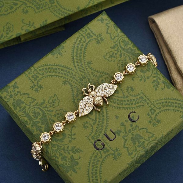 Bracelets de charme bracelets de charme 2023 Bracelet de créateur léger luxe européen et américain rétro classique Bracelet en diamant de la mode simple cadeau d'anniversaire simple
