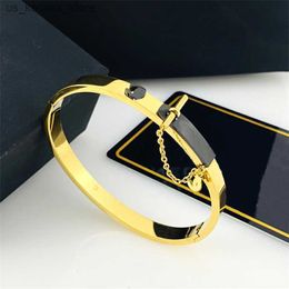 Braceletas Charmets clásica de cadena doble pulsera pulsera de brazalete diseñador de acero de brazalete para mujeres hombres regalos de joyas de lujo mujer oro silve y240416z91aovjs