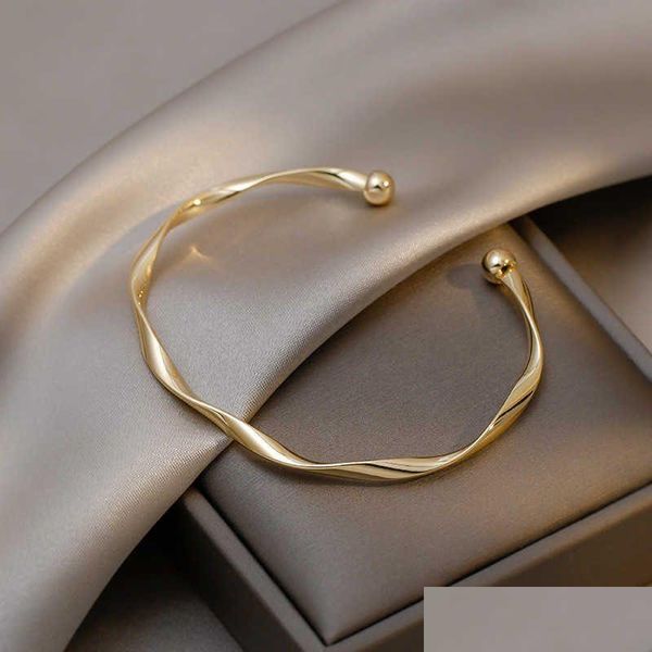 Bracelets de charme Classique Premium Rétro Twisted Or Couleur Bracelet En Métal Pour Femmes 2022 Nouvelle Tendance Filles Bijoux Insolites Cadeau Accessoire Otiw9