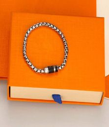 Bracelets de charme Braceuse Bracelet Bracelettes Mens Luxury Love Bijoux Perfume Bracelet Old Flower Leather Bottle Titanium Steel Couleur - Résistant2513056