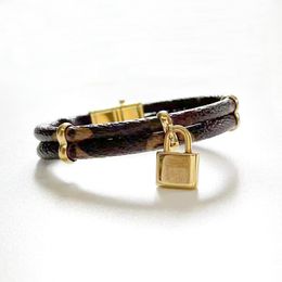 Bracelets de charme de créateurs Bijoux Argent Bracelets en cuir noir Hommes Bracelet de charme pour femmes Large dragonne Motif de fleur marron Timbre d'or imprimé Mode