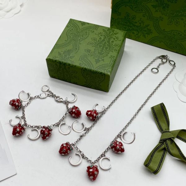 Bracelets porte-bonheur Designer Strawberry Bracelet Collier Unique Design Bracelet Party Gift Wedding Matching Jewelry Box