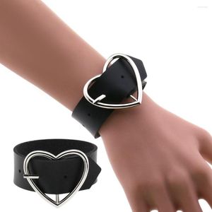 Pulseras con dijes DIEZI Harajuku Vintage negro PU cuero pulsera corazón gótico para mujeres hombres Cosplay brazalete ajustado joyería