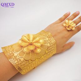 Bedelarmbanden Dubai gouden kleur arm