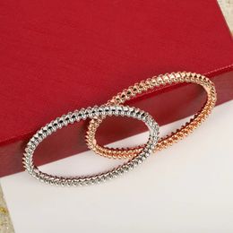 Charmarmbanden Europese en Amerikaanse geavanceerde roterende Rivet Bracelet Temperament Ladies 925 Zilvergouden vergulde modemerk Sieraden Gift 230419