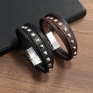 Bracelets de charme européen et américain Vintage Bracelet en cuir pour hommes mode Rivet pyramide bande ornement en gros