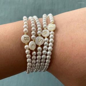 Bracelets porte-bonheur mode 4 MM perle 26 lettre nom Bracelet en coquillage naturel femmes à la main perle simulée pour bijoux cadeau
