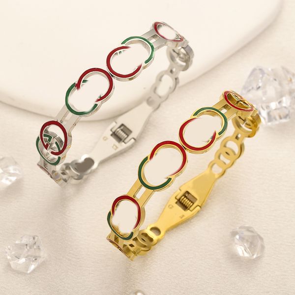 Pulseras con dijes Marca de moda Brazalete de oro de lujo con estampado de letras de diseñador para mujer Acero inoxidable chapado en oro de 18 quilates Ideal para joyería de boda Lo romántico