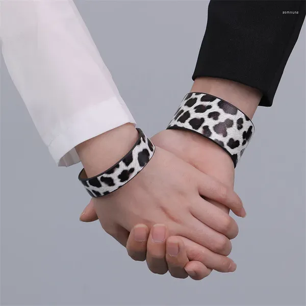 Bracelets de charme Mode Couple Léopard Imprimé Rayé En Cuir Créatif Simple Bouton Réglable Amoureux Bijoux Cadeau Unisexe