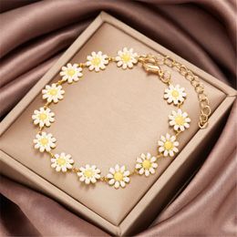 Bedelarmbanden Modetrend Uniek ontwerp Elegant Delicaat Klein Madeliefje Bloem Vlinderarmband Dames Sieraden Bruiloft Cadeau Groothandel 231027