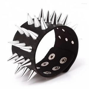 Charm Armbanden Mode Unieke Drie Rij Spits Spikes Klinknagel Stud Brede Manchet Leer Punk Gothic Rock Unisex Bangle Armband Mannen cool