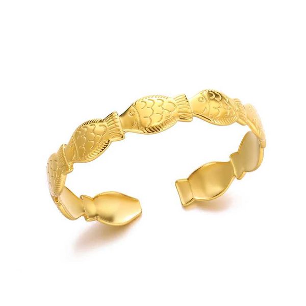 Bracelets de charme sur les coutures de poisson or