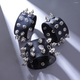 Bracelets de charme Goth Punk Spike Rivet Bracelet Cosplay pour homme femme exagérée goujons coniques trois rangées en cuir