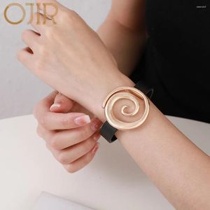 Pulseras de encanto Hecho a mano Color de oro para las mujeres Vintage Hollow Out Forma de espiral Aleación Brazaletes de metal Joyería gótica Accesorios retro