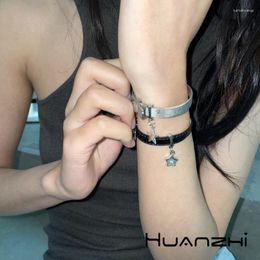 Charm Armbanden HUANZHI Y2K Eenvoudige Metalen Armband Verstelbare Ster Hanger Minderheid Persoonlijkheid Sieraden Voor Vrouwen Mannen Neutra