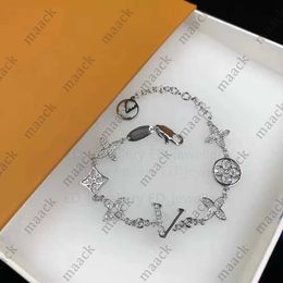 Bedelarmbanden luxe ontwerper elegante gouden en zilveren armband mode damesbrief hanger klaver armband bruiloft speciaal ontwerp sieraden kwaliteit m230405