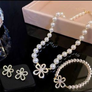 Bracelets de charme Ensemble de bijoux de luxe pour femmes Mode Collier de perles Bracelet Boucle d'oreille Ensemble Fleur Clavicule Chaîne Cadeau de mariage R230905