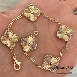 Bracelets de charme de luxe Van Clover Designer Bracelet Pearl 4 Leaf 18k Gold Laser Brand Bangle Collier Boucles d'oreilles