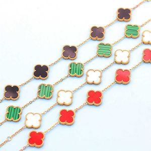 Bracelets à breloques Colliers Bijoux en titane Dongguan Version coréenne Bracelet en acier inoxydable Collier à cinq fleurs pour femmes Boucles d'oreilles à quatre feuilles d'herbe de haute qualité