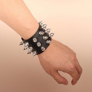 Bedelarmbanden punk gotische klinknagel steden faux lederen bracele voor vrouwen drie rij cuspidal brede cuff rock unisex bracelts feest sieraden cadeau